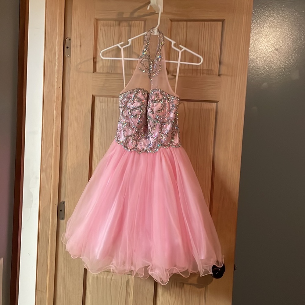 I’m 36V fits perfectly I have a little bit of chest room V slit back